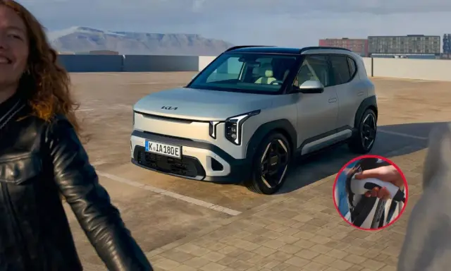 Un hombre sonriente se acerca a su primer vehículo eléctrico, un moderno SUV plateado, listo para cargarlo.