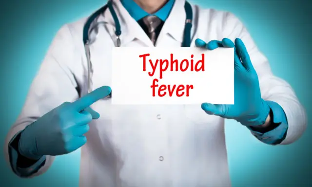 Läkare med blå handskar pekar på en skylt med texten "Typhoid fever".