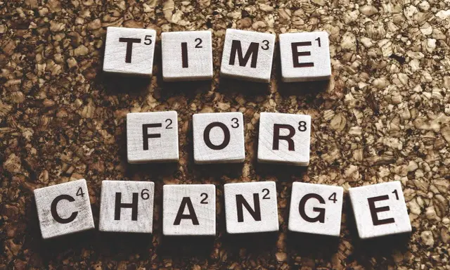 Tessere del gioco "Scrabble" compongono la frase "TIME FOR CHANGE". Le cose non cambiano, siamo noi che cambiamo.