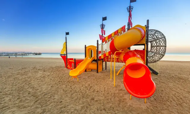 Kolorowy plac zabaw w kształcie statku pirackiego na plaży w Gdańsku. Idealne miejsce na wakacje gdansk dla dzieci.