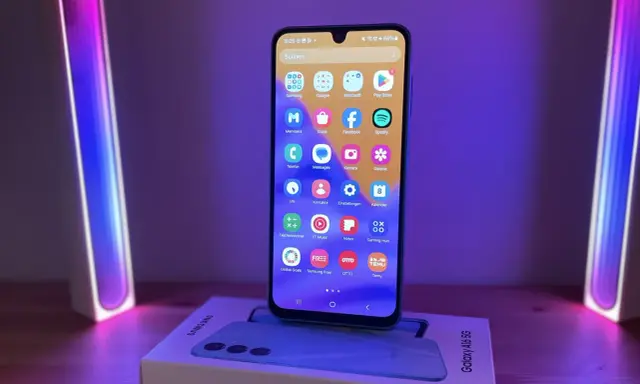 Nowy Samsung A16 5G z kolorowym podświetleniem. Na ekranie widoczne ikony aplikacji, m.in. Facebook, Spotify, YouTube.