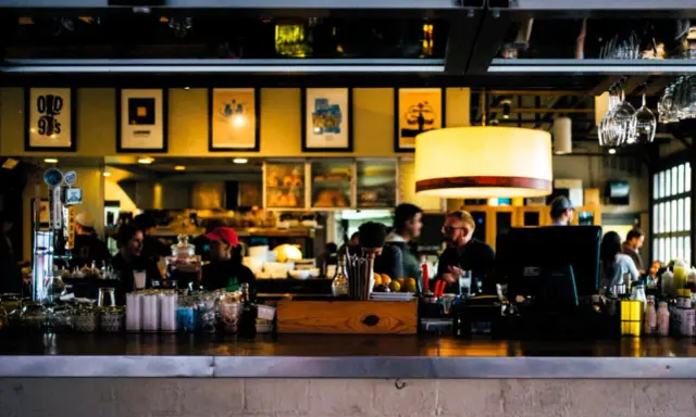 Gente en un bar, discutiendo sobre qué es el derecho de admisión en un bar.