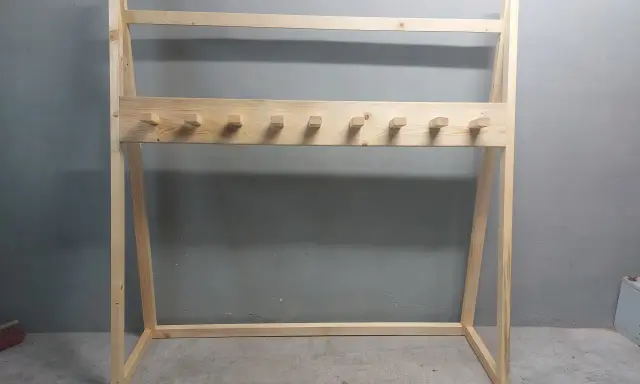 Drewniany stojak na narty: Kupić czy zrobić? Poradnik DIY