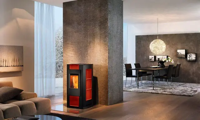 Estufa moderna de pellets, que son los pellets, calienta un salón con chimenea y comedor.