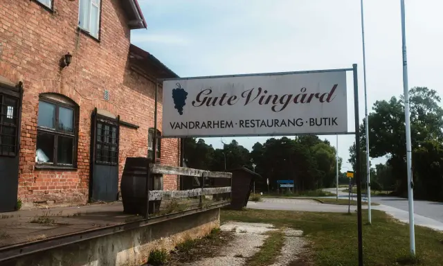 Gute Vingård i Hablingbo erbjuder vandrarhem, restaurang och butik. En skylt visar vägen till denna mysiga vingård.