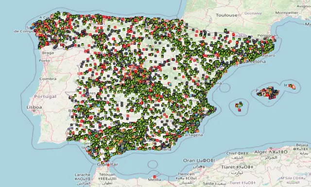 Mapa de España y Portugal con miles de puntos de recarga para coches eléctricos.