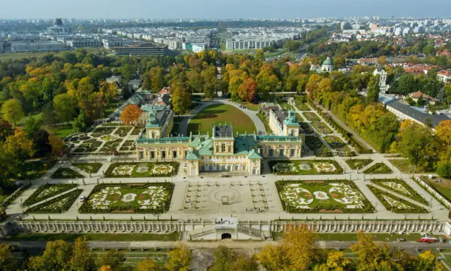Pałac w Wilanowie z barokowymi ogrodami to wspaniałe darmowe atrakcje Warszawa. Jesienne liście dodają uroku.