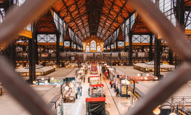 Budapest Geheimtipps: Die beeindruckende Markthalle mit ihren vielen Ständen und dem architektonischen Dach ist ein Muss.