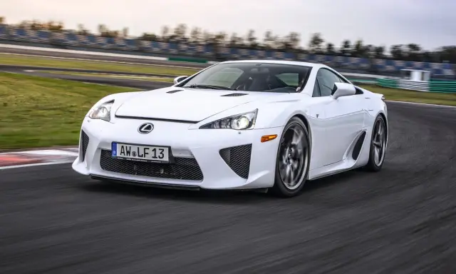Weißer Lexus LFA auf Rennstrecke, ein Traumauto, dessen Lexus LFA Preis für Sammler unbezahlbar ist.