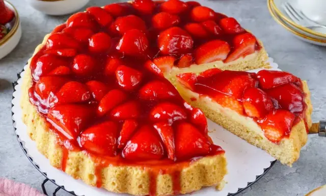 Saftiger Erdbeerkuchen mit Puddingcreme und glänzender Erdbeerschicht. Ein köstliches Erdbeerboden Rezept für den Sommer.