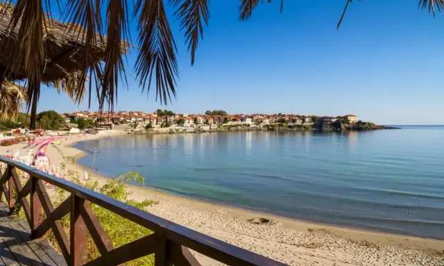 Bułgaria zachwyca spokojnym morzem i piaszczystą plażą. Widok na miasteczko z czerwonymi dachami zaprasza do odpoczynku.