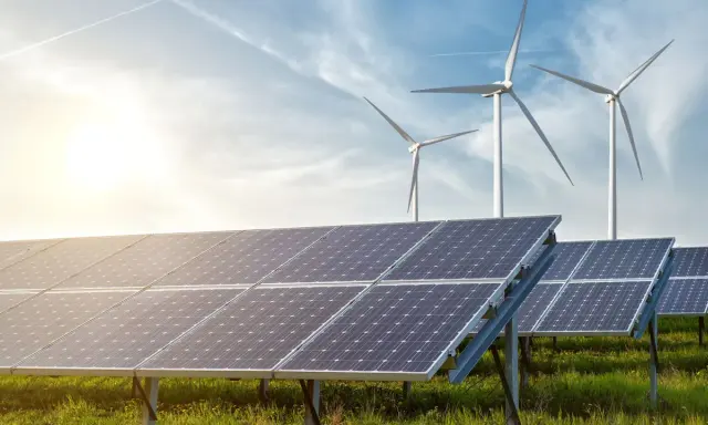 Solar panels und Windräder im Sonnenschein. Das ist, was bedeutet erneuerbare energie: saubere Kraft für unsere Zukunft.