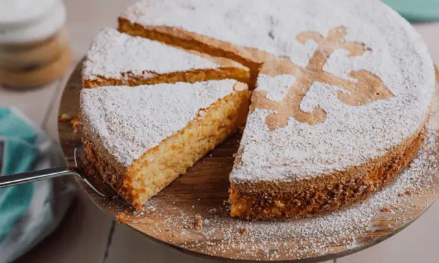 Ein köstlicher spanischer Kuchen, bestäubt mit Puderzucker und verziert mit einem Kreuzmuster.