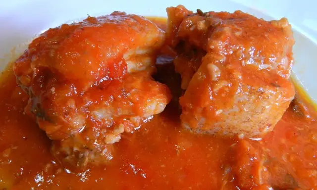 Succulento spezzatino di maiale in salsa rossa, un piatto che profuma di casa e tradizione.