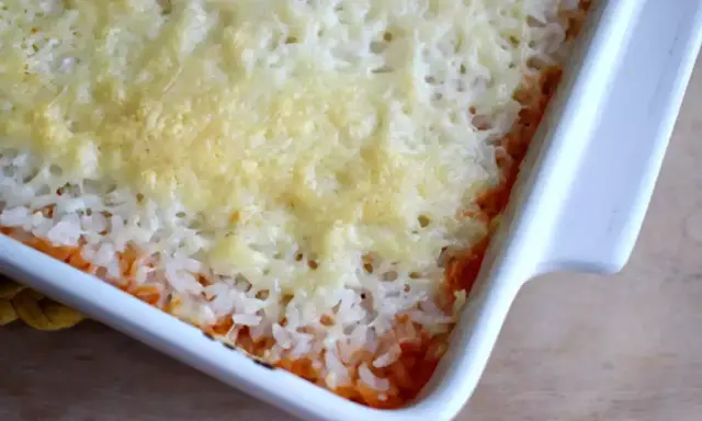 Ein Auflauf mit Reis und Tomatensauce, überbacken mit geschmolzenem Käse. Ein köstliches Gericht, das Lust auf mehr macht.