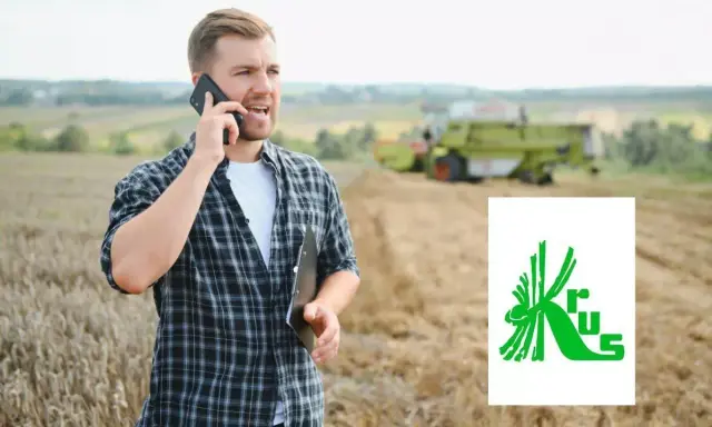Rolnik rozmawia przez telefon na polu, planując, jak założyć firmę na krusie. W tle kombajn zbiera plony.