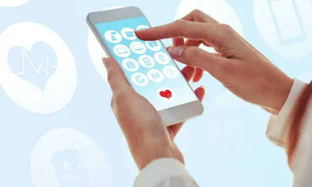 Une personne utilise une application santé smartphone avec des icônes médicales.