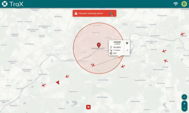 Droniq Karte zeigt eine Warnung vor Eindringlingen über Frankfurt. Flugzeuge sind auf der Karte markiert.