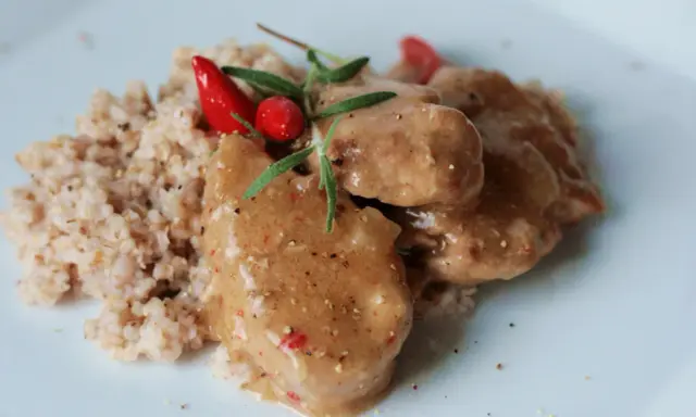 Jak zrobić polędwiczki wieprzowe żeby były miękkie? Delikatne polędwiczki w sosie z kaszą, ozdobione chili i rozmarynem.