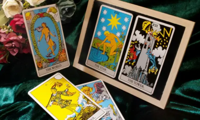 Karty tarota: Świat, Gwiazda, Wieża. Co to jest arkan? Tajemnicze symbole na aksamicie.