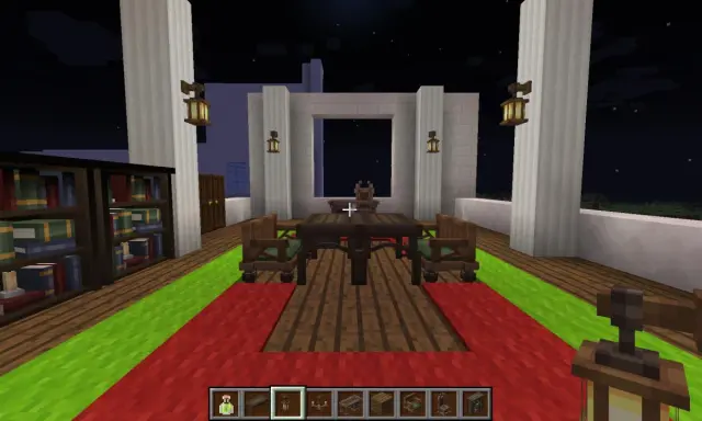 Wnętrze z biblioteczką i stołem, gdzie realistyczne mody do Minecraft dodają detali.