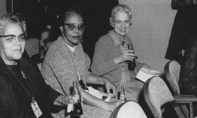 Tre donne sorridono, una tiene una Coca-Cola, ricordando le figure nascoste del film.