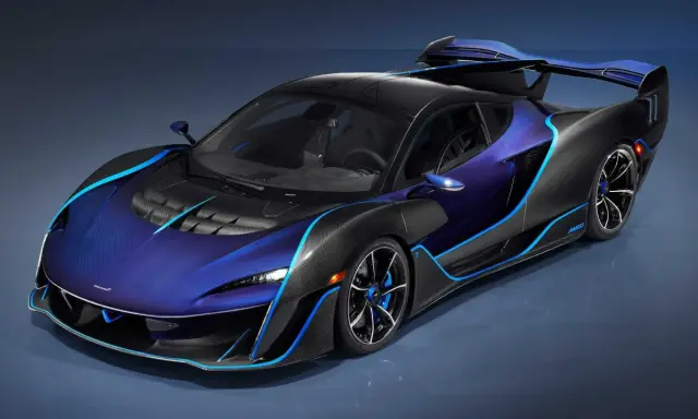 Ein McLaren Sabre in tiefem Blau mit leuchtend blauen Akzenten und Carbon-Elementen. Der McLaren Sabre Preis ist hoch, aber die Exklusivität rechtfertigt ihn.