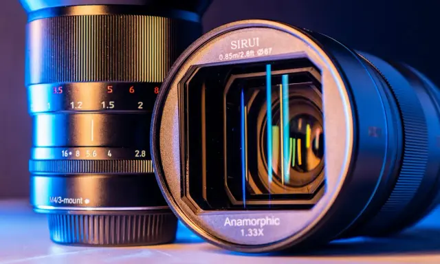 Dwa obiektywy, jeden z oznaczeniem "Anamorphic 1.33X", drugi z podziałką przysłony.