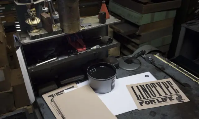 Co to jest print? To ręcznie drukowany plakat "LINOTYPE FOR LIFE" z użyciem czarnego tuszu, drewna i maszyny Linotype.