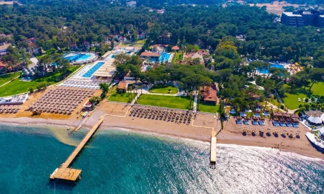 Widok z lotu ptaka na Champion Holiday Village. Plaże, baseny i zielone tereny. Wiele opinii potwierdza, że to idealne miejsce na wakacje.