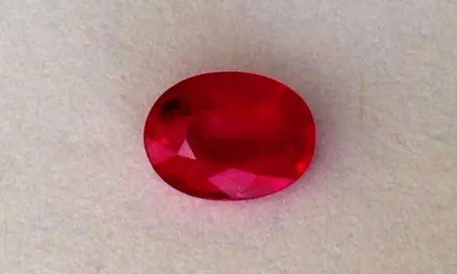 Rubino sangue di piccione, un gioiello intenso. Il suo significato è legato alla passione e alla vitalità.