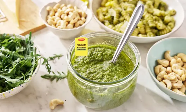 Świeże pesto z rukoli, orzechy nerkowca i makaron. Idealne składniki do pysznego dania.