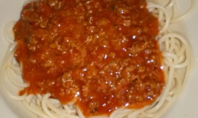 Porcja spaghetti z bogatym sosem bolońskim. Idealne pytanie: jakie mięso do spaghetti? Tutaj mielona wołowina w sosie pomidorowym.