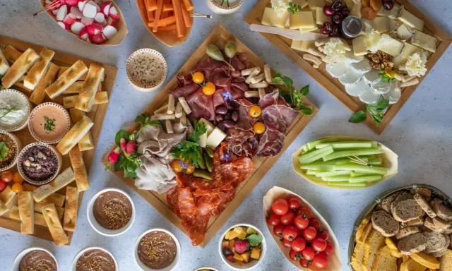 Un buffet, c'est une abondance de délices : charcuteries, fromages, crudités, pains et dips variés. Parfait pour partager !