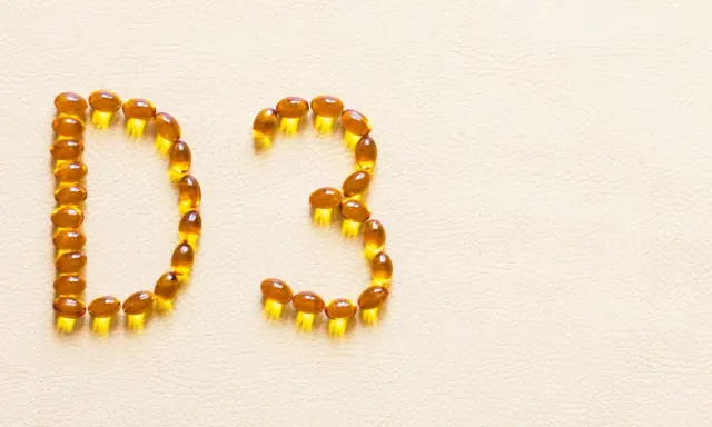 Kapsułki z witaminą D3 ułożone w napis "D3", symbolizujące walkę z niedoborem witaminy D.