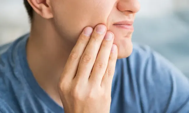 Spuchnięte dziąsła: Szybka ulga i kiedy iść do dentysty?