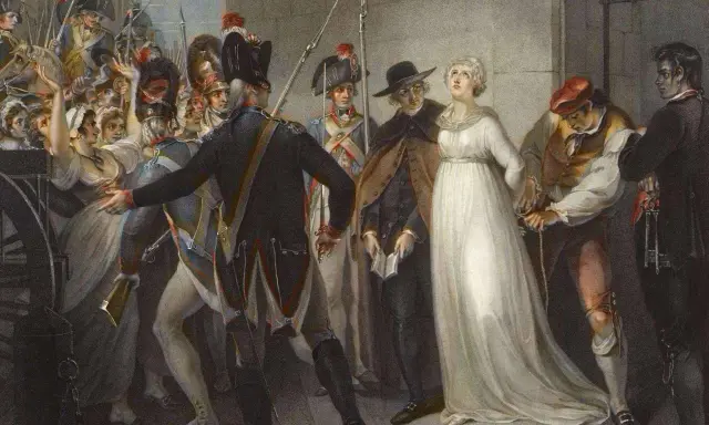 Eine Frau in weißem Kleid wird während der Schreckensherrschaft der Jakobiner abgeführt. Soldaten und eine aufgebrachte Menge sind zu sehen.