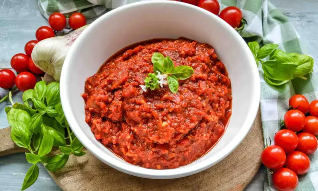 Hausgemachte Pizza Sauce, wie in der Pizzeria, mit frischen Tomaten, Knoblauch und Basilikum.