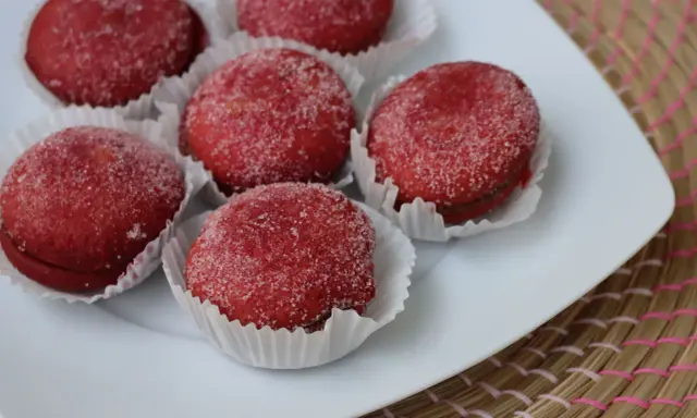 Dolcetti rossi ricoperti di zucchero, perfetti per scoprire cosa mangiare nelle Marche.