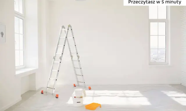Drabina, wiadra i kuweta do malowania na folii ochronnej. Trwa sprzątanie po remoncie.