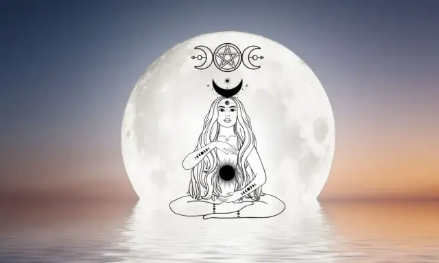 Une femme médite devant une pleine lune, symbole de la mère. Son corps est orné de symboles lunaires et d'un pentagramme.