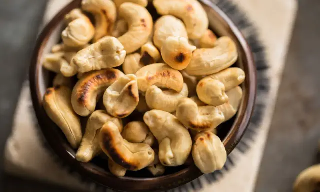 Schale voller gerösteter Cashewkerne, die zeigen, dass Cashewkerne gesund sind.