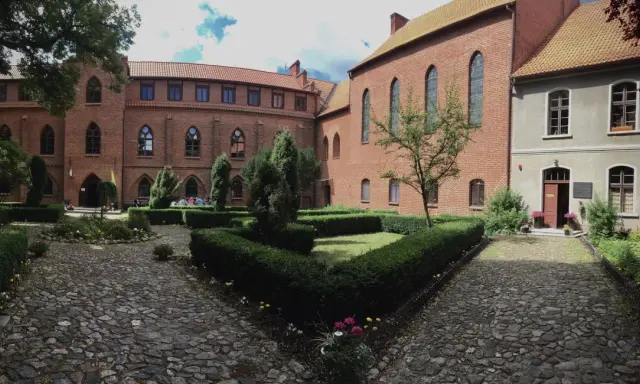 Dziedziniec zamkowy w Solcu Kujawskim, z zadbanymi żywopłotami i brukowanymi alejkami, to jedna z urokliwych atrakcji tego miejsca.