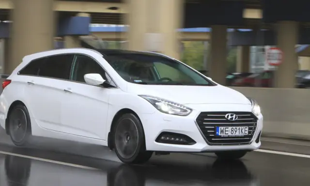 Biały Hyundai i40 1.7 CRDi na mokrej drodze, w ruchu miejskim.