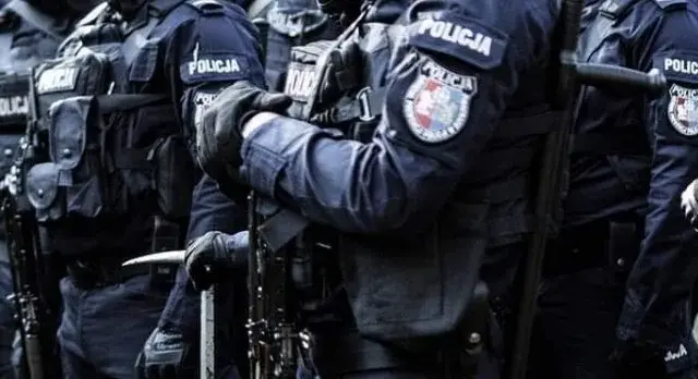 Mundur policjanta: Rodzaje, wyposażenie, stopnie. Kompletny przewodnik