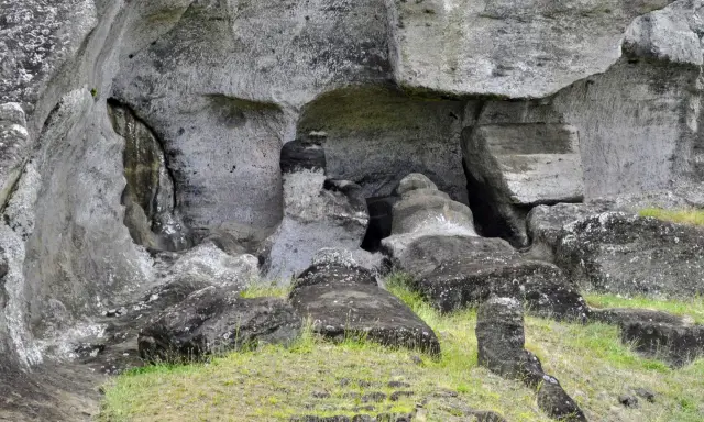Kamienne posągi na Wyspie Wielkanocnej, wtopione w skalne zbocze, strzegą tajemnic przeszłości.