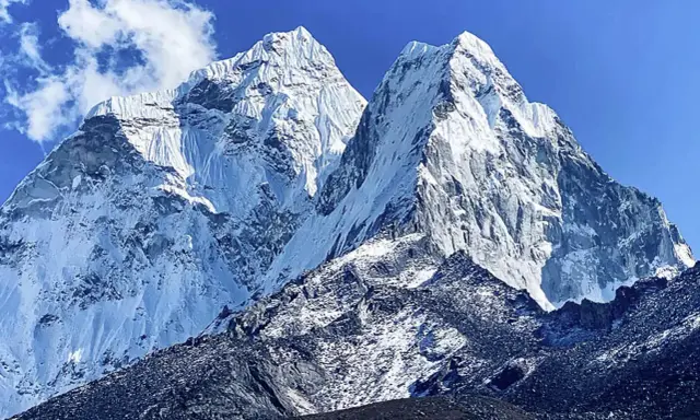 Majestatyczne, ośnieżone szczyty Himalajów, widok z everest base camp.
