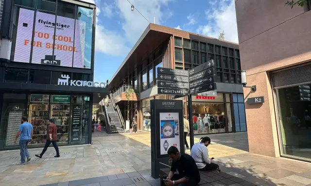 Passeggiata nel terminal crociere Istanbul, tra negozi e insegne direzionali.