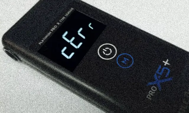 Czarny, nowoczesny tester z wyświetlaczem pokazującym "Err" i napisem "PLATINUM PRO X TYPE SENSOR".