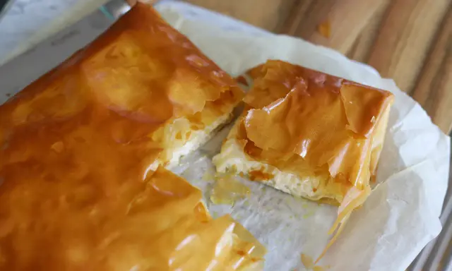 Złocisty, chrupiący burek z serem, idealny na śniadanie. Poznaj turecki burek przepis i poczuj smak tradycji!